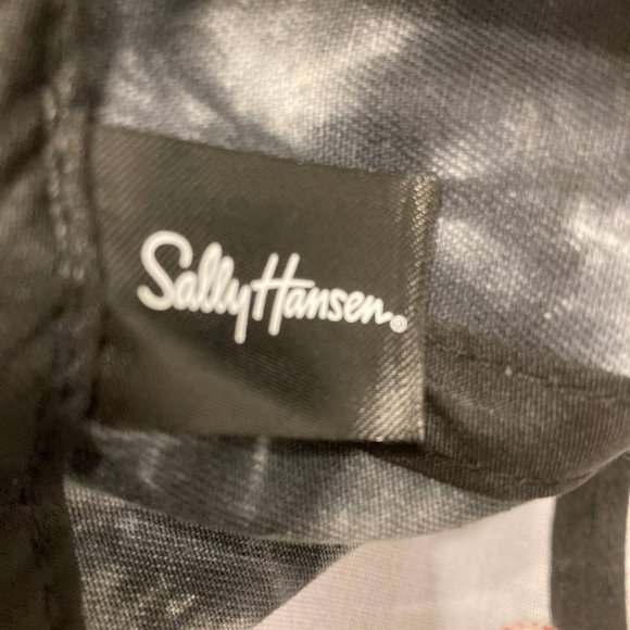 Sally Hansen LGBT rainbow heart hat - Picture 5 of 5